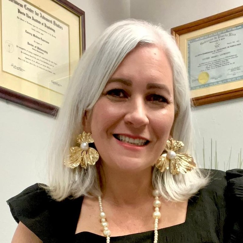 La Dra. Lucery Medina en su consulta, con sus credenciales de fondo
